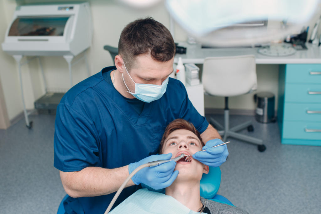 Implant dentar vs punte dentară: ce variantă ți se potrivește mai bine ...
